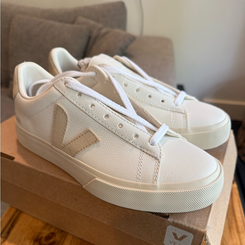 Brand new Veja Campo Sneakers in white and almond sz 38